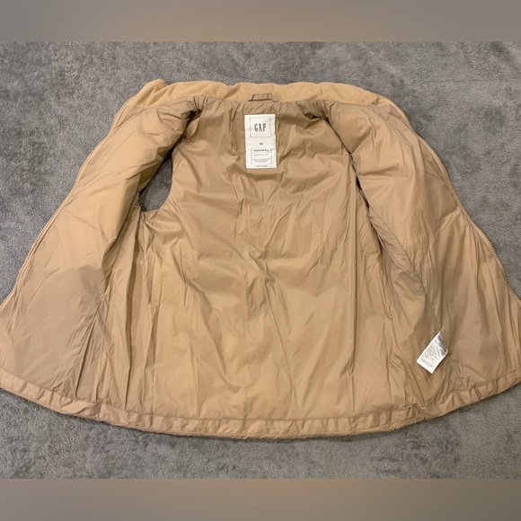 GAP Women's Beige Puffer Vest - Picture 6 of 9